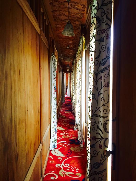 Monarch Group Of Houseboats Hotel Srīnagar Exterior foto