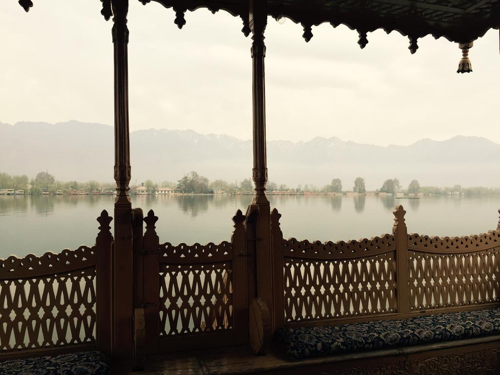 Monarch Group Of Houseboats Hotel Srīnagar Exterior foto