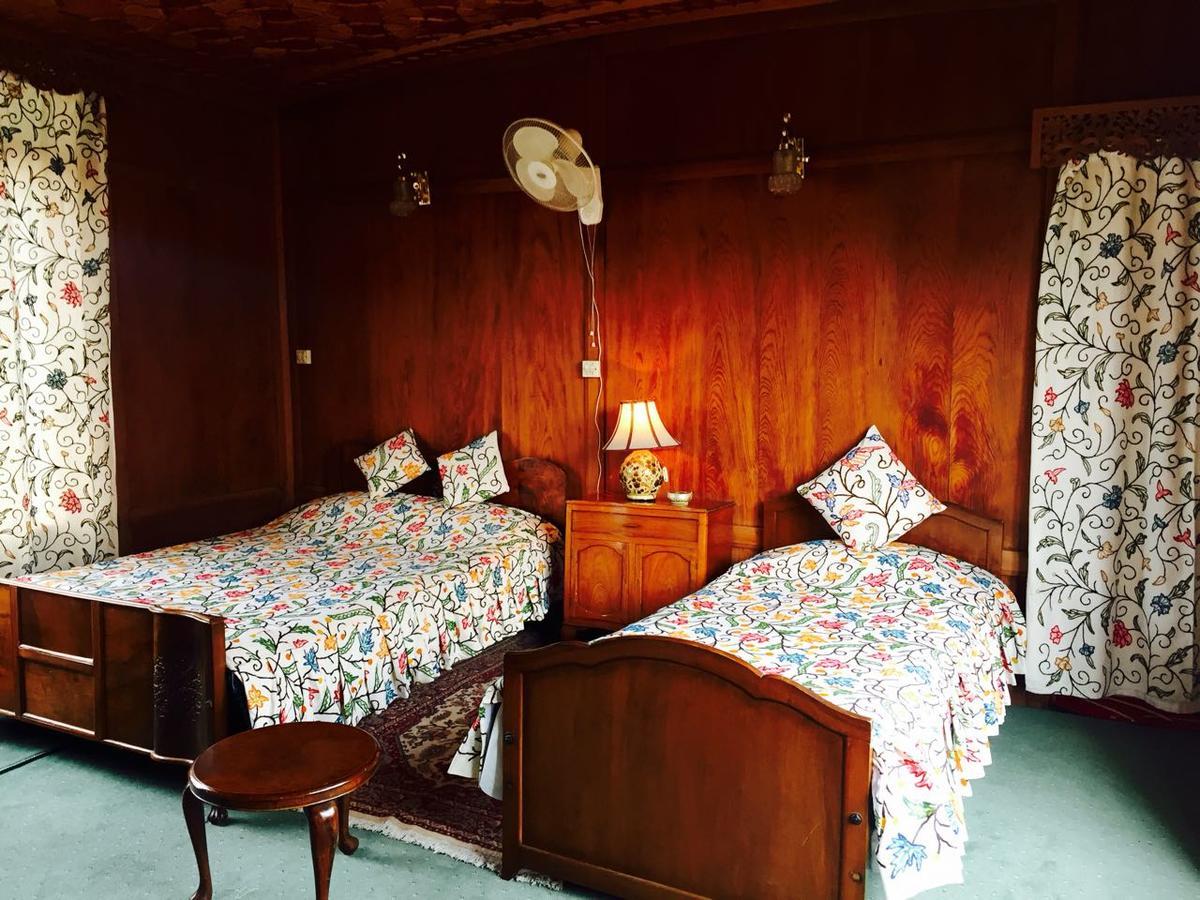 Monarch Group Of Houseboats Hotel Srīnagar Exterior foto