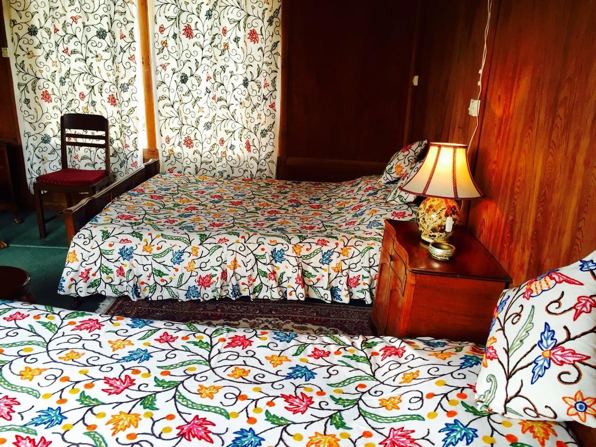 Monarch Group Of Houseboats Hotel Srīnagar Exterior foto