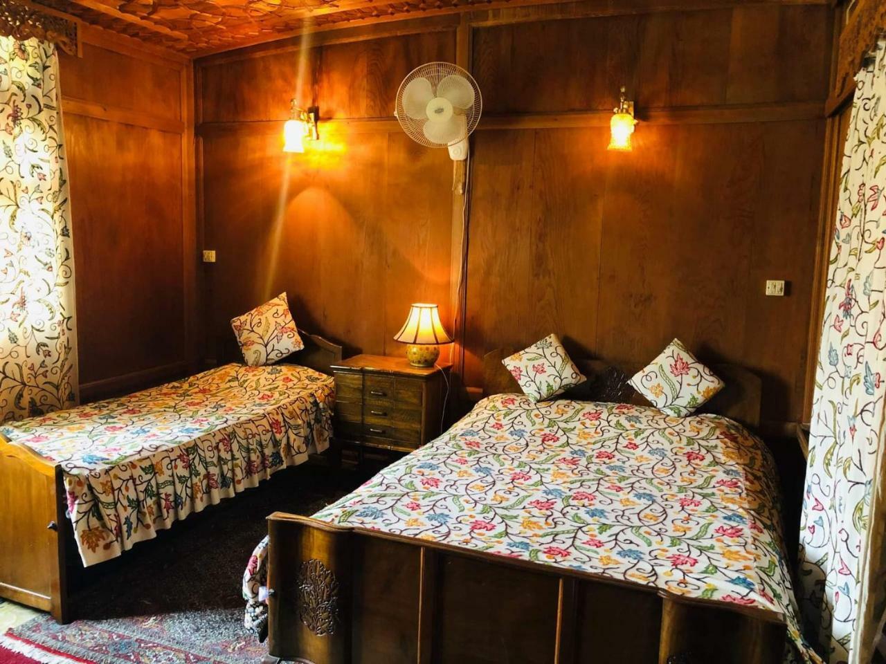 Monarch Group Of Houseboats Hotel Srīnagar Exterior foto